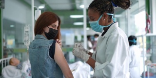 一名年轻女子在诊所注射疫苗