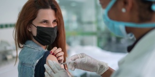 一名年轻女子在诊所注射疫苗