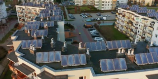 飞过安装在公寓楼屋顶上的太阳能电池板。一排排的现代光伏太阳能电池板。来自太阳的可再生生态能源。