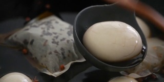 在家烹饪传统的台湾食物茶叶蛋。