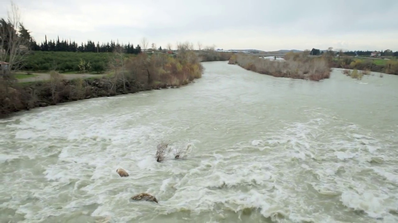 全景视频风暴的河流。从桥