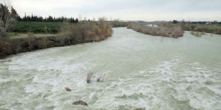 全景视频风暴的河流。从桥