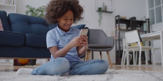 快乐的黑发女孩玩着智能手机，和朋友发短信