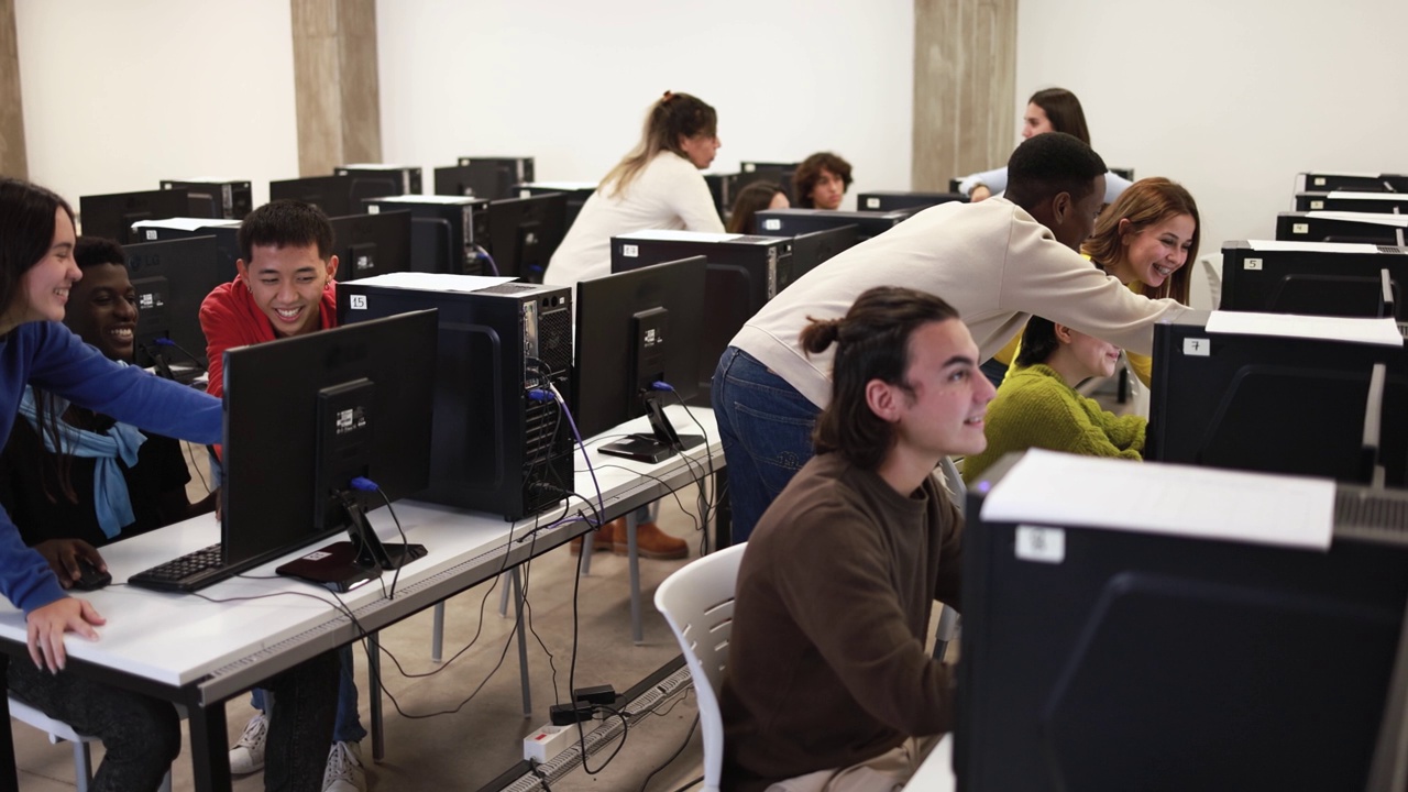 年轻的多种族学生在学校教室里使用电脑