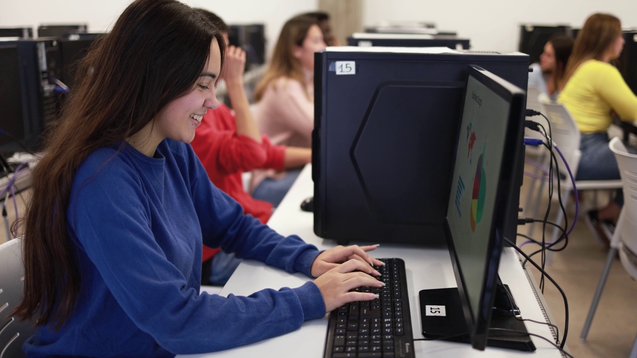 年轻的学生在教室里使用电脑