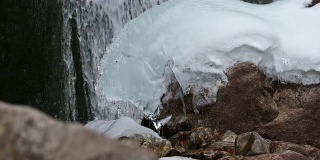 冰冻的俄罗斯沙姆卡冬季瀑布