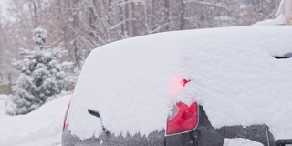 后面的雪覆盖黑色舱口后汽车在白天降雪，发动机远程定位