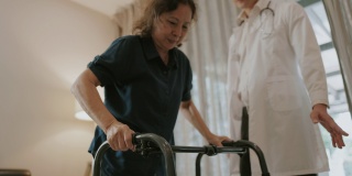近距离的亚洲老年患者的手使用沃克试图站在她的女儿和医生旁边。股票视频