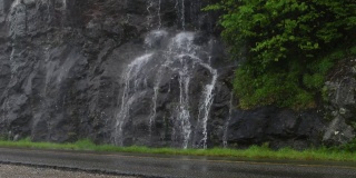 雨从蓝岭公园路的悬崖上落下