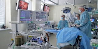 重症监护病房的监护仪。在医院做手术时，电脑屏幕上显示病人的心跳。医疗保健的概念。