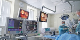 配有监护仪的现代化医疗手术室。监视器屏幕上的图形线显示手术期间病人的心电状况。