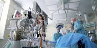 手术室的现代医疗系统。医院手术室的监视器和呼吸机。显示医院里病人生命体征的现代化设备。
