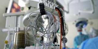 重症监护室的医疗器械。模糊背景下不同的手术设备和人工呼吸机。