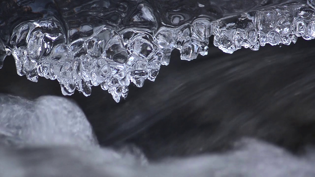 冰层下的水流是在水面上形成的