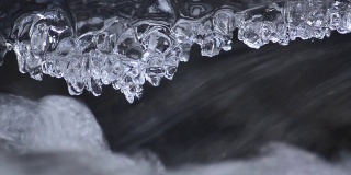 冰层下的水流是在水面上形成的