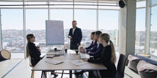 成功的商务演讲者会使用图表进行演讲。办公室内同事之间的商务交流。