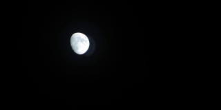 月亮在黑色的天空时间流逝视频4K