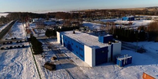 废水处理厂的蓝白相间的建筑