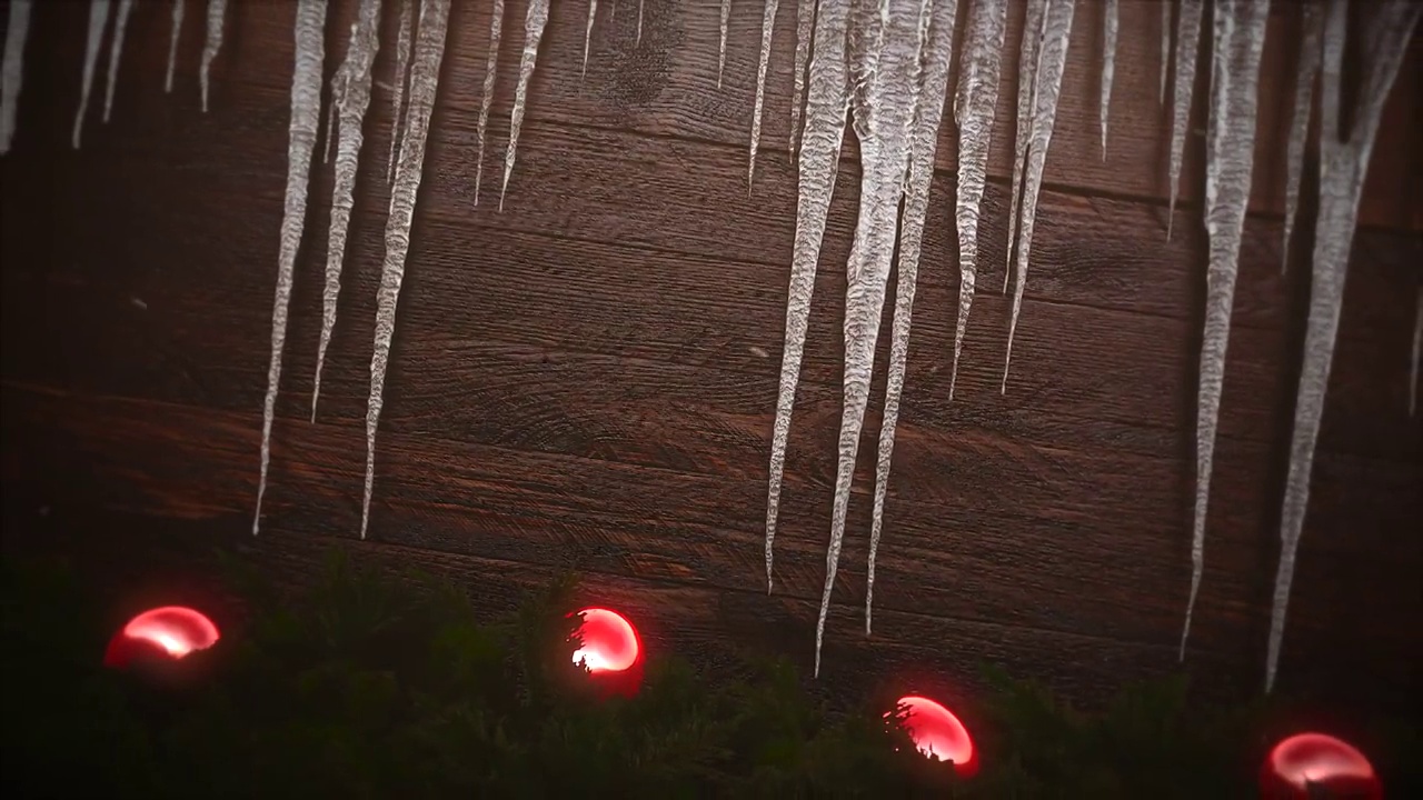 木头上的红球和冰柱