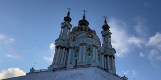圣安德鲁教堂是位于乌克兰首都基辅的主要巴洛克式教堂。基辅的Andrew Descent景观。Podol区。古城中美丽的大教堂。