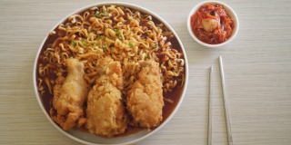 韩式炸鸡泡面或炸鸡拉面——韩式食品