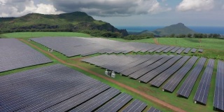 绿色田野的鸟瞰图，太阳能电池板用于可再生电力生产