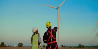 风力涡轮机维修技术员在高空工作时应穿戴安全装备。风力发电机异常测量