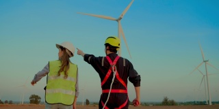 风力涡轮机维修技术员在高空工作时应穿戴安全装备。风力发电机异常测量
