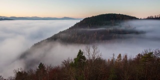 斯洛伐克森林秋季全景图，雾在山，曼宁