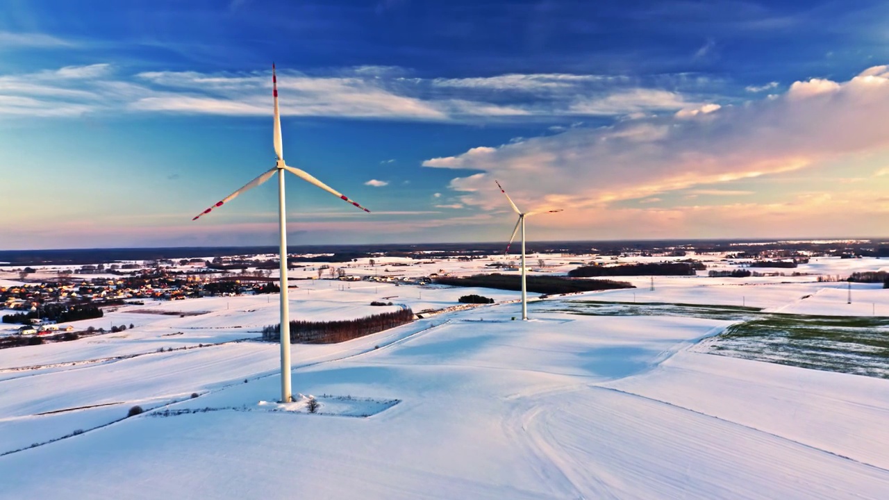 雪域和风力发电机。冬季的替代能源。