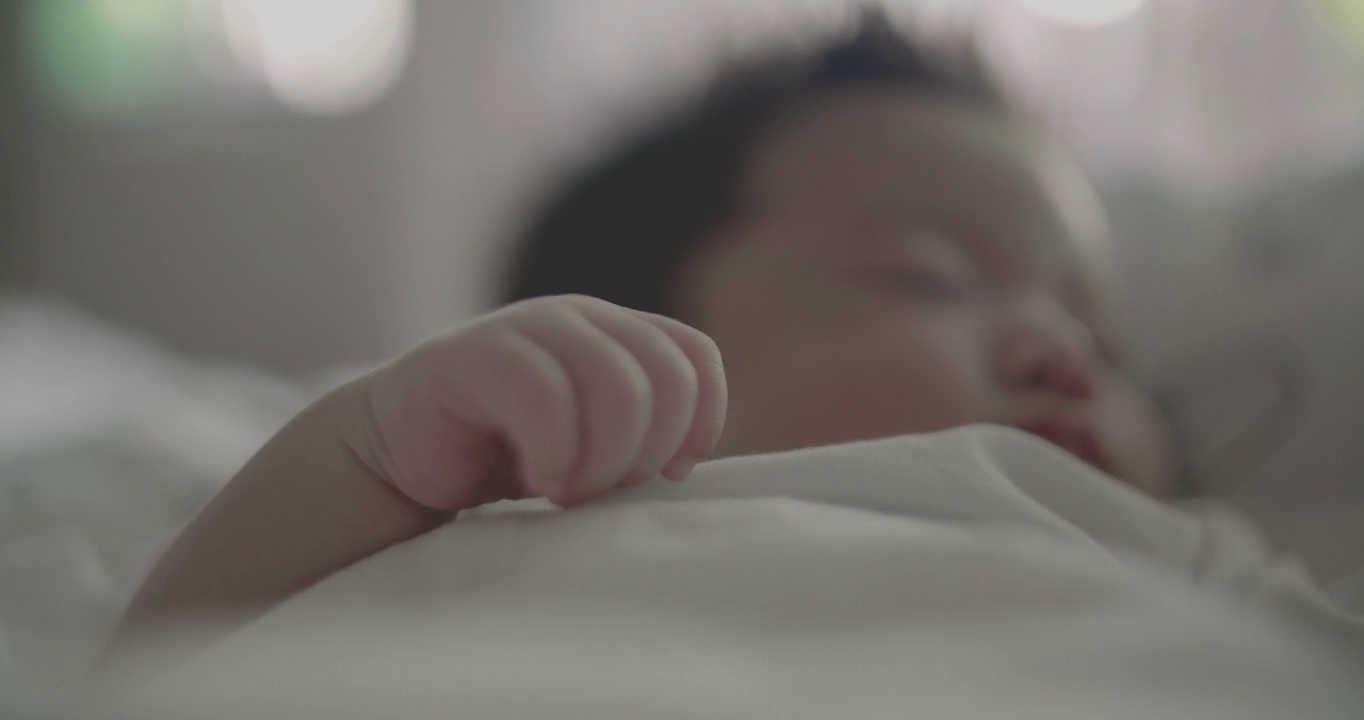 可爱的亚洲新生儿睡觉的特写镜头。