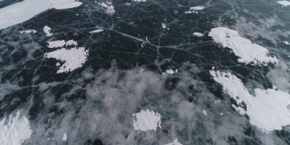 贝加尔湖。冰冻的浮冰。冰小丘。奥尔洪岛。布里亚特(