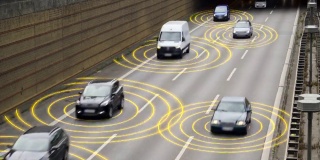 高速公路上的自动驾驶电动汽车