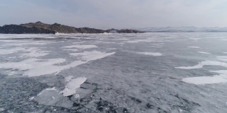 贝加尔湖。冰冻的浮冰。冰小丘。奥尔洪岛。布里亚特(