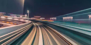 火车穿越未来霓虹灯城市的超慢速摄影