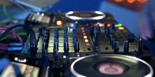 夜总会迪斯科派对Dj混音台的特写。DJ手触摸按钮和滑块播放电子音乐。高质量4k镜头