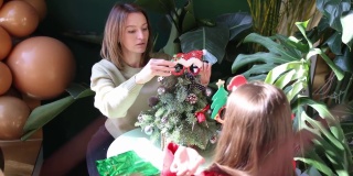 妈妈和女儿正在做圣诞装饰品