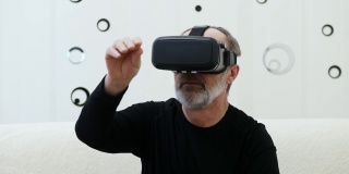 成年男子使用虚拟现实眼镜在家，在元世界旅行
