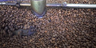 新鲜的棕色咖啡豆在咖啡烘焙机