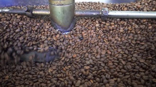 新鲜的棕色咖啡豆在咖啡烘焙机视频素材模板下载