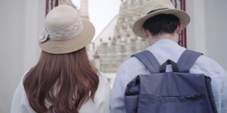 亚洲夫妇快乐的游客旅游，他们的假期和举行在泰国曼谷的阿伦寺