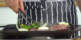 烹饪吸盘，香肠在铁铸锅上，ib01