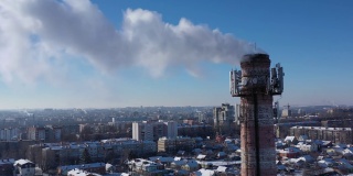 带着白烟的烟斗。城市燃气锅炉房的管道，白色的烟雾映衬着天空。俯视图从无人机。