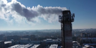 带着白烟的烟斗。城市燃气锅炉房的管道，白色的烟雾映衬着天空。俯视图从无人机。