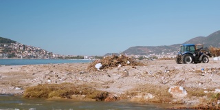 强力飓风过后，从海滩上清除垃圾和碎片的重型机械。Alanya、土耳其