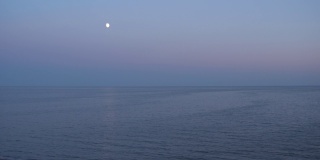 美丽闪亮的月亮路径在海面上