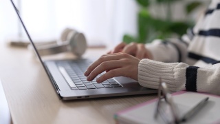 一个女人在笔记本电脑上打字的特写视频素材模板下载