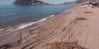 暴风雨过后，阿兰亚市的海滨。强风暴过后，海滩被树木残骸和塑料垃圾污染。土耳其沿海雨后天气