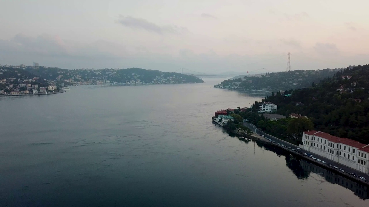 无人机拍摄的伊斯坦布尔博斯普鲁斯海峡库利军事学校的视频