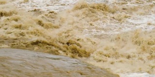 春季暴雨期间，浑河汛期出现脏水。